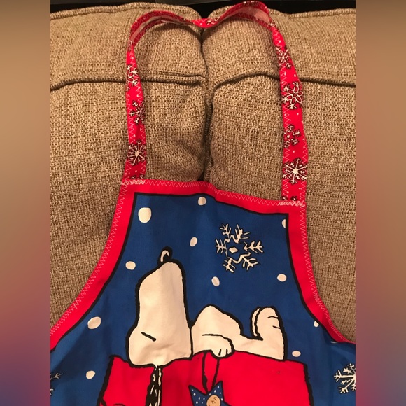 Snoopy Peanuts & Gang Christmas Apron - Picture 3 of 16